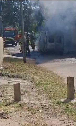 Ambulância fica totalmente destruída