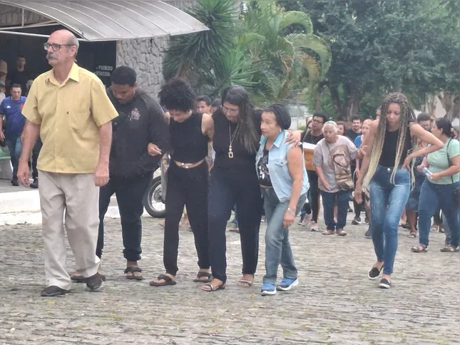 Família se despediu do comerciante em velório nesta terça (16)