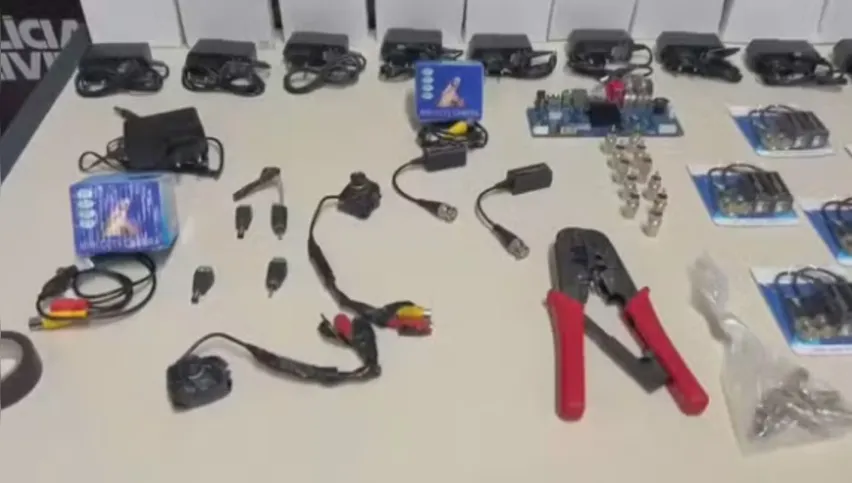 Polícia apreendeu câmeras, fontes de energia e aparelho para medir sinal de internet