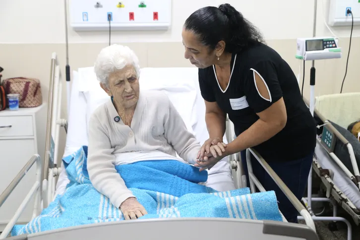 Imagem ilustrativa da imagem Idosa de 110 anos é homenageada por funcionários do Hospital Estadual Azevedo Lima