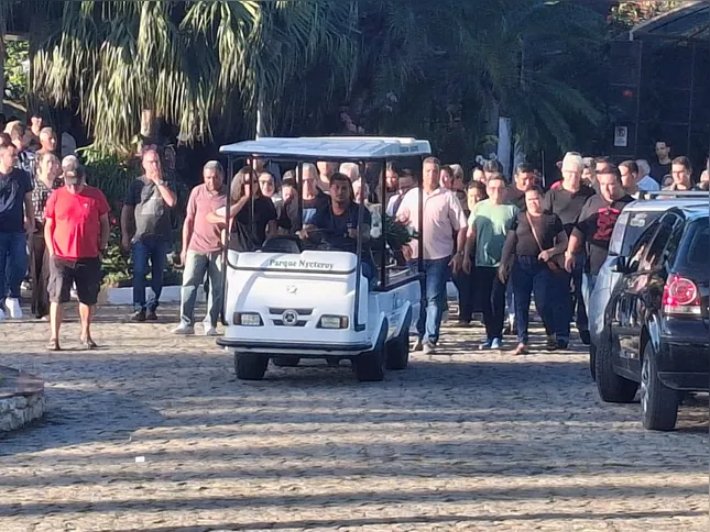 Dezenas de amigos e familiares prestaram últimas homenagens ao idoso