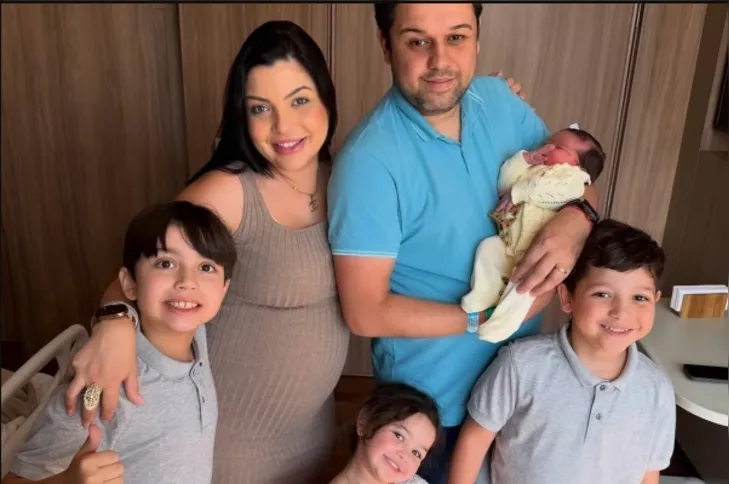 Caroline Aristides com o marido e filhos