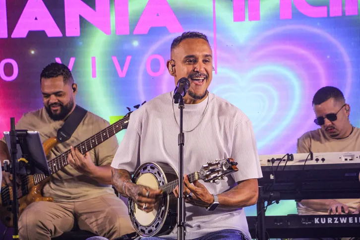 Grupo formado em Niterói cantou grandes sucessos e animou o público nos estúdios da Rádio Mania