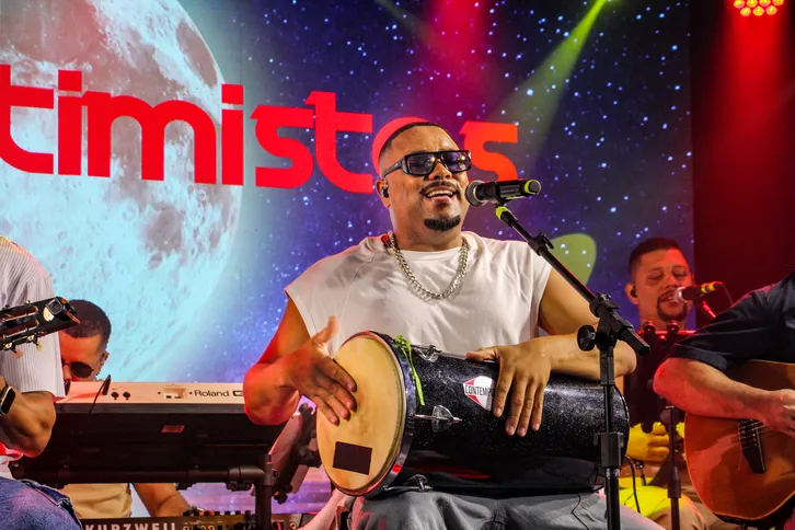 Grupo formado em Niterói cantou grandes sucessos e animou o público nos estúdios da Rádio Mania