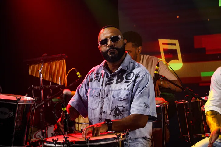 Grupo formado em Niterói cantou grandes sucessos e animou o público nos estúdios da Rádio Mania