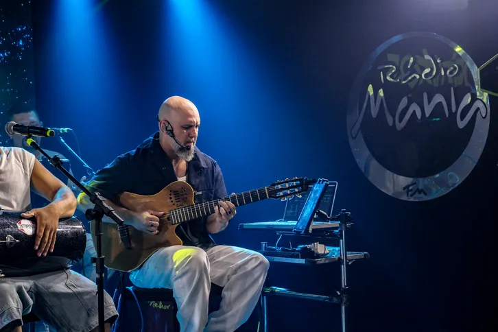 Grupo formado em Niterói cantou grandes sucessos e animou o público nos estúdios da Rádio Mania