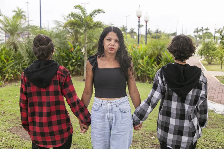 Com o apoio da mãe, os irmãos esperam que a nova direção do Ciep traga mudanças positivas. “A escola deveria ser um lugar de segurança, mas não é o que vivemos hoje”, lamenta N.