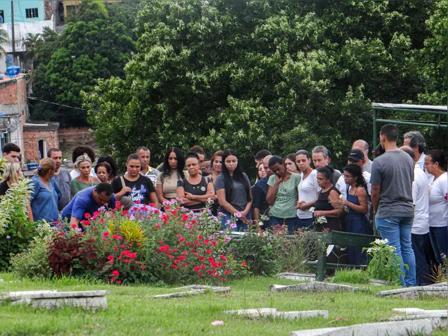 Imagem ilustrativa da imagem Jovem baleada na véspera de Natal é sepultada em São Gonçalo