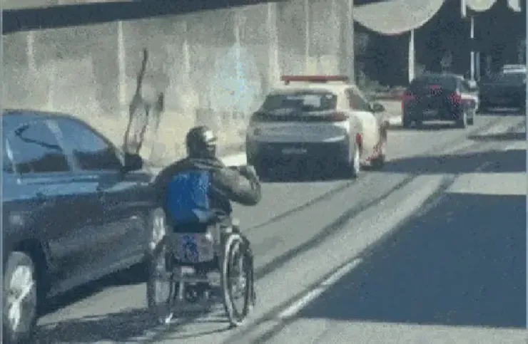 A ação do cadeirante colocou em risco a própria vida e a de outras pessoas que estão na via