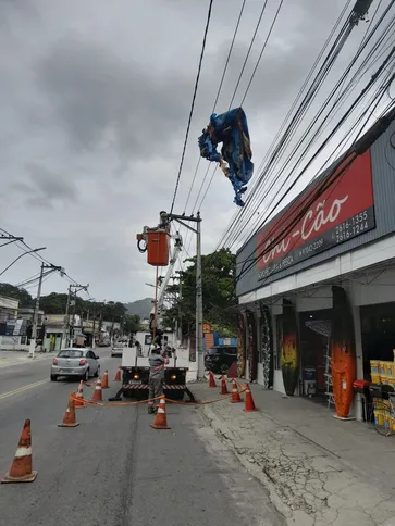 A prática de soltar balões, embora comum nesta época, é ilegal