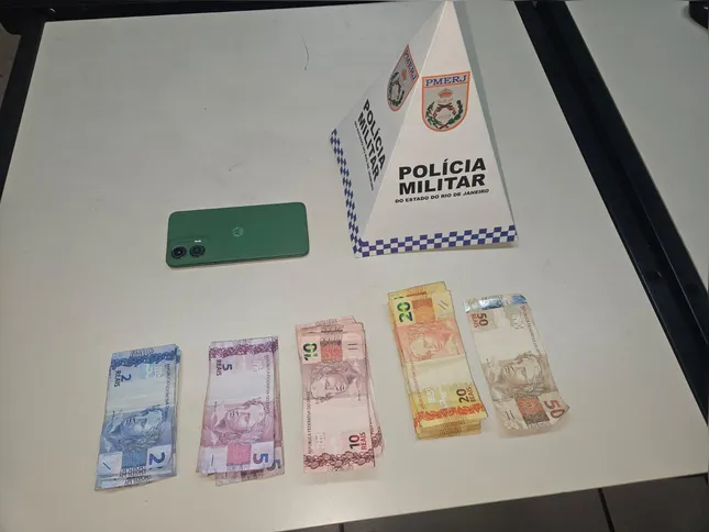 Com ele foram encontrados R$ 463 em dinheiro e um aparelho celular Motorola