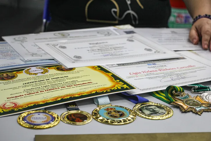 Acervo profissional inclui certificados, diplomas e medalhas que ela ganhou ao longo de seu trabalho no Brasil e no exterior