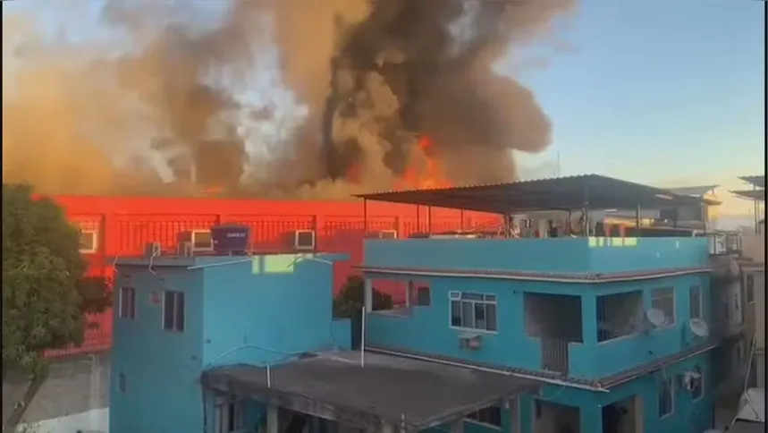 Fogo destruiu o Tubarão Atacadão, e moradores saquearam produtos durante o incêndio