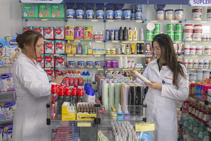 Imagem ilustrativa da imagem Mãe e filha farmacêuticas inauguram drogaria com foco em atendimento humanizado na Trindade