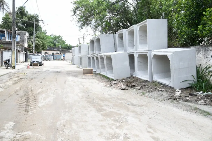 Em Laje do Muriaé, os trabalhos contemplaram obras de revestimento asfáltico das estradas de acesso às comunidades do Córrego Fundo e Vai e Volta