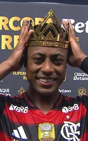 Bruno Henrique foi eleito o melhor jogador da Supercopa Rei e ganhou uma coroa de ouro