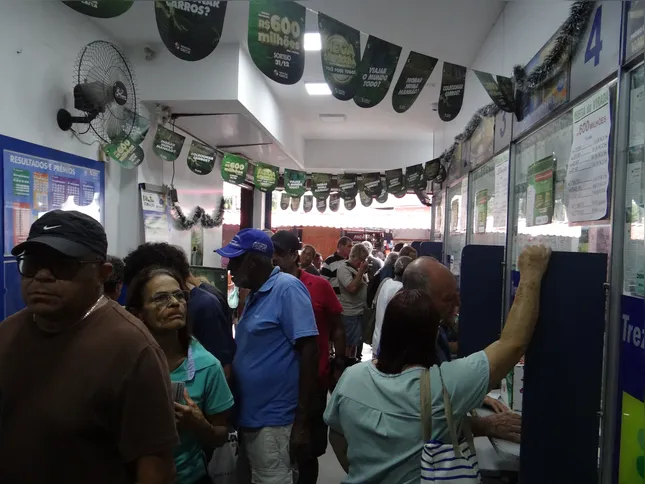 Loteria no Raul Veiga tem tido longas filas ao longo de todo o mês por conta do tradicional sorteio de fim de ano