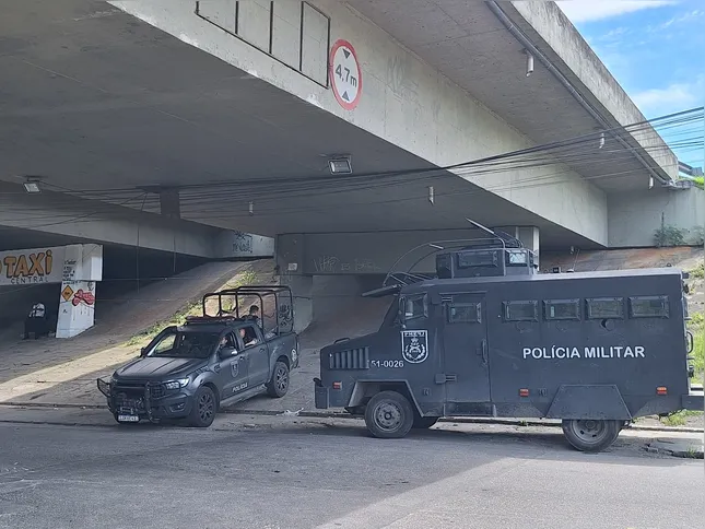 Pelo menos cinco viaturas blindadas participaram da operação