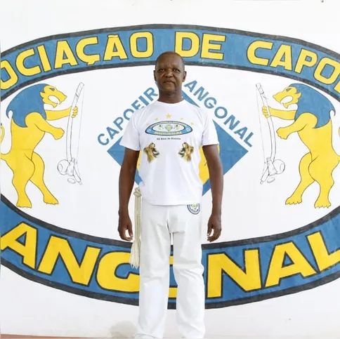 Capoeirista dedicou 50 anos à arte e foi homenageado com berimbaus e cânticos após falecer aos 62 anos