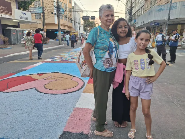 Célia Maria levou as netas Isabella e Ana Vitória para acompanhar a procissão sobre os tapetes de sal
