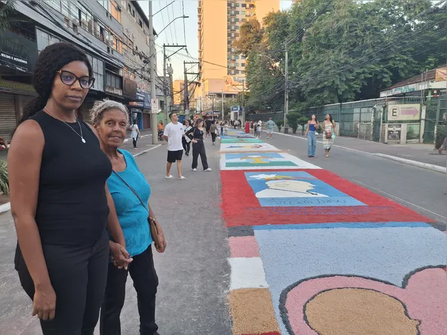 Lívia acompanhou o espetáculo religioso na companhia de sua mãe, Rute Antunes