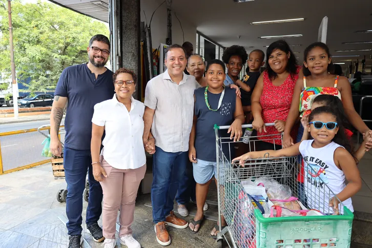 O prefeito Rodrigo Neves acompanhou beneficiárias da Moeda Arariboia em um supermercado do Fonseca