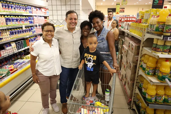 Família fazendo compras com o cartão Arariboia