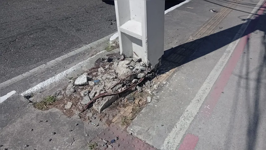 A base do poste está danificada