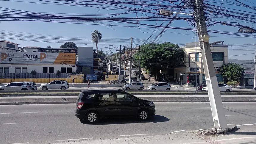 O poste foi danificado após um acidente de carro em 2024