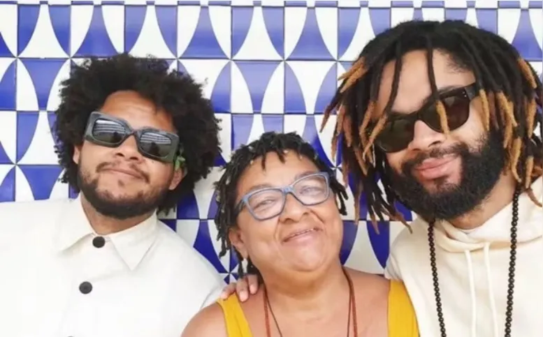 Emicida ao lado de sua mãe Dona Jacira e o irmão Evandro Fioti