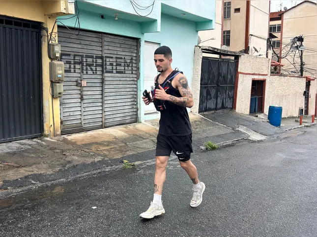Imagem ilustrativa da imagem Motivação e combate à ansiedade: gonçalense "viraliza" com vídeos motivacionais de corridas pelas ruas da cidade