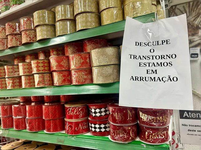 Nas prateleiras, é possível encontrar fitas decorativas e outros objetos