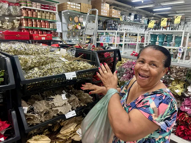 Consumidora anda não pretende comprar os enfeites de natal