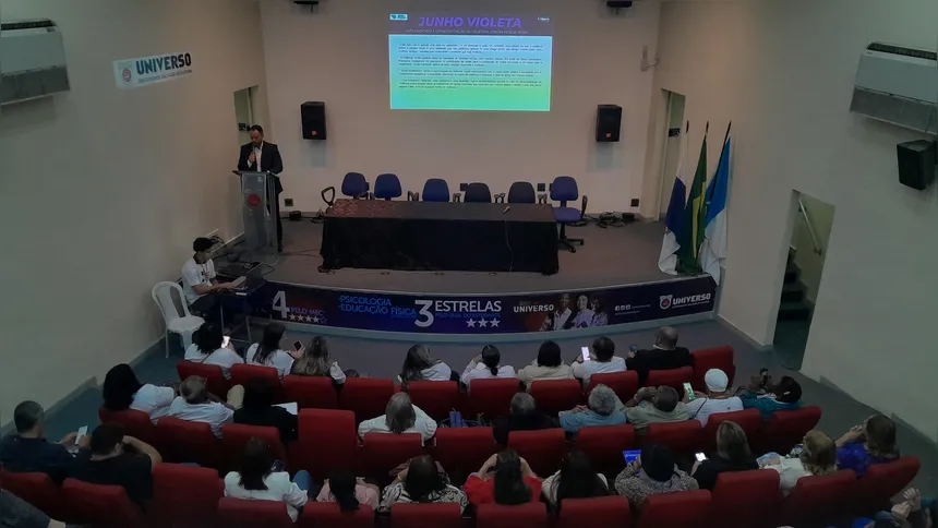 Conselheiros e autoridades municipais compõem a mesa de abertura da conferência