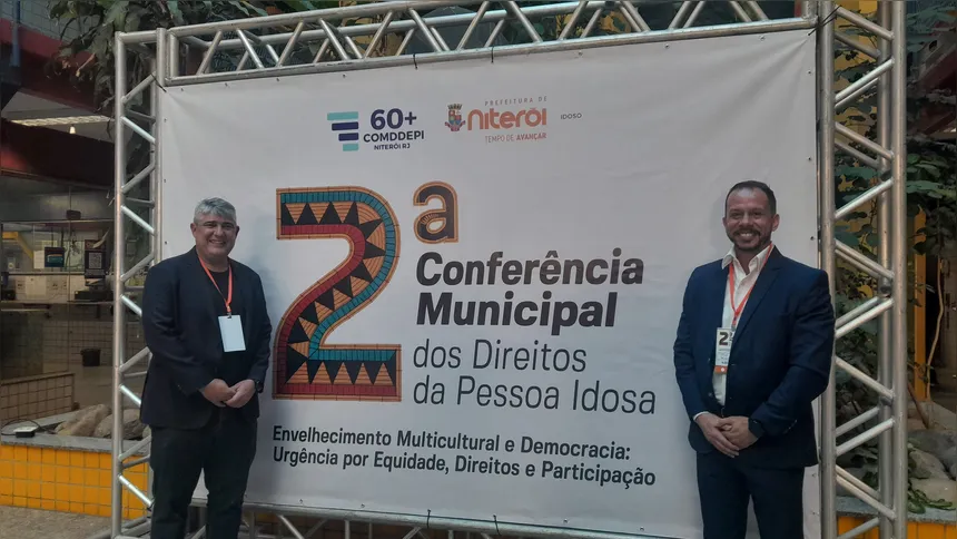 ZAF, secretário municipal do Idoso, à esquerda, e Bruno Vieira Santos, presidente do COMDDIPI, à direita, durante a abertura da 2ª Conferência Municipal dos Direitos da Pessoa Idosa
