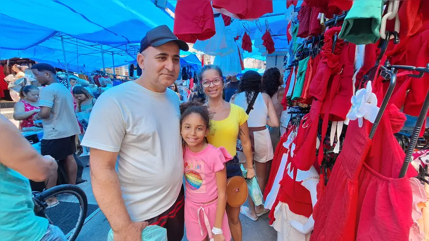 Gilmar e sua família escolheram a Rua da Feira para procurar os melhores preços de vestuário