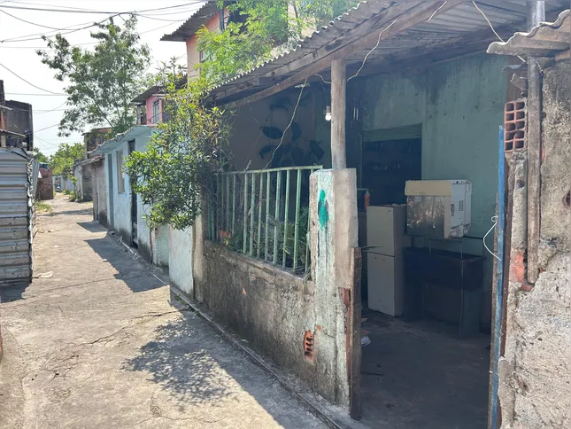 A moradora precisou colocar grades em sua residência devido a frequência de furtos realizados por usuários de drogas