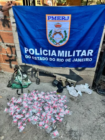 Imagem ilustrativa da imagem "Olheiro" do tráfico é preso com fuzil e drogas na Zona Oeste após denúncia anônima