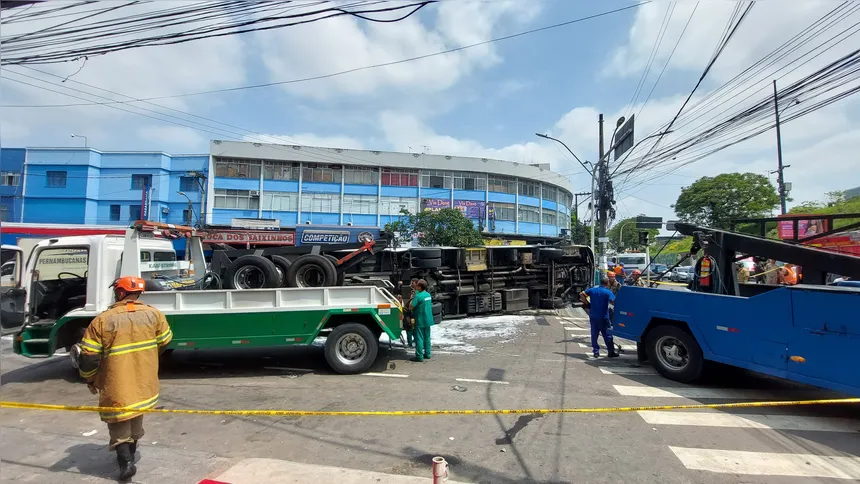 Imagem ilustrativa da imagem Ônibus que tombou em Alcântara deixou nove feridos; vídeo!