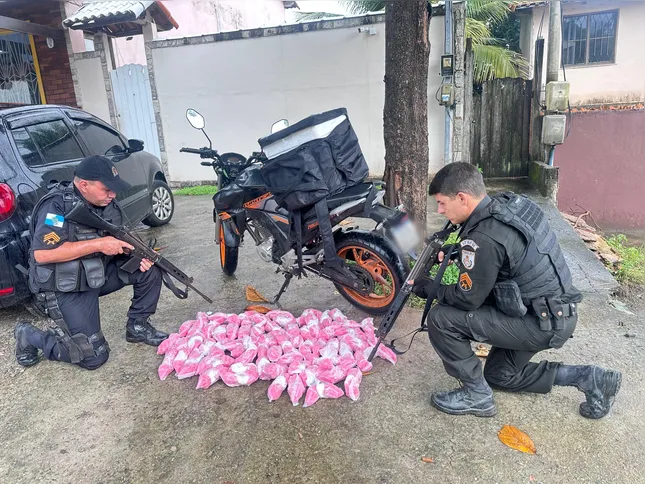 Os policiais apreenderam a motocicleta clonada e farto material entorpecente