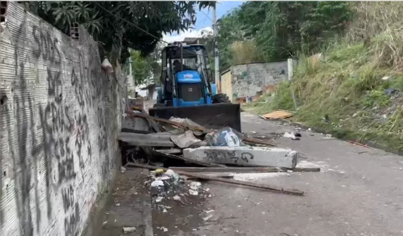 Imagem ilustrativa da imagem PM faz operação para retirada de barricadas em comunidades de Niterói; vídeo
