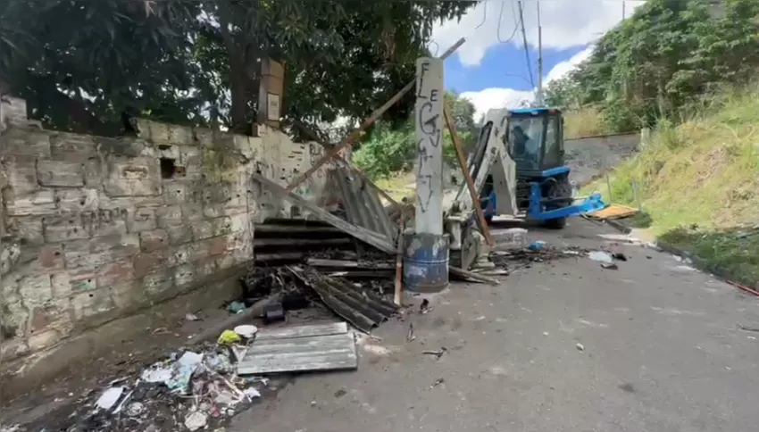 Imagem ilustrativa da imagem PM faz operação para retirada de barricadas em comunidades de Niterói; vídeo