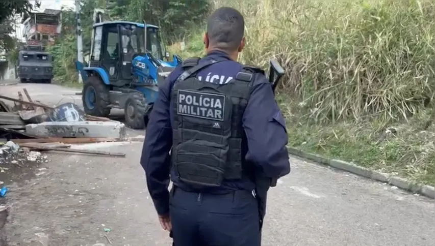 Imagem ilustrativa da imagem PM faz operação para retirada de barricadas em comunidades de Niterói; vídeo