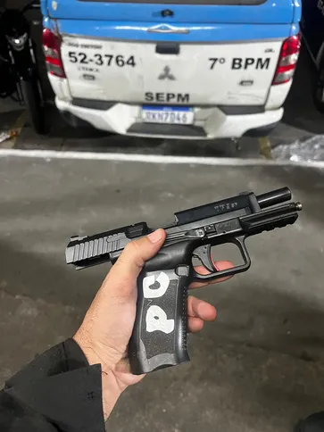 Os policiais encontraram em posse dele uma pistola 9mm