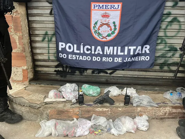 Material apreendido com os suspeitos incluía pistola 9mm, mais de 800 porções de drogas e radiotransmissores usados pelo tráfico