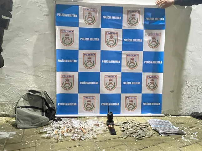 Imagem ilustrativa da imagem PM realiza prisões e apreensões de drogas em comunidades de Niterói