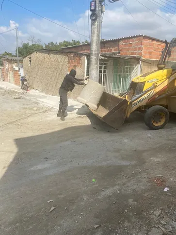 Ao todo, foram retiradas 16 toneladas de entulhos e materiais usados como barricada, em sete pontos diferentes