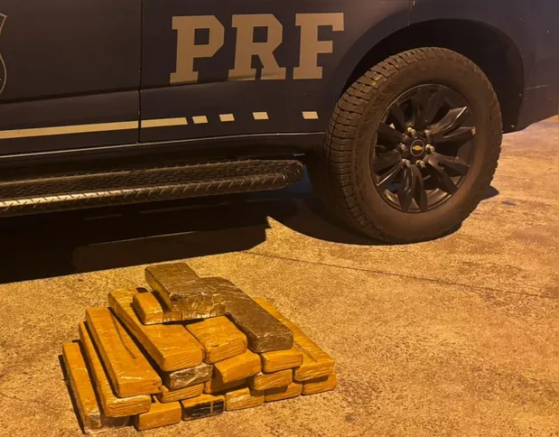 A mulher assumiu a propriedade das duas bolsas e relatou que receberia certa quantia para realizar o transporte da droga para Cariacica