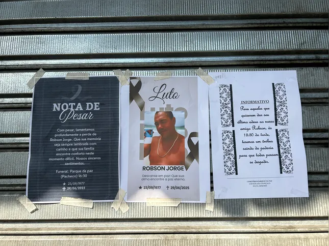 A nota de pesar foi colocada na porta de entrada da padaria