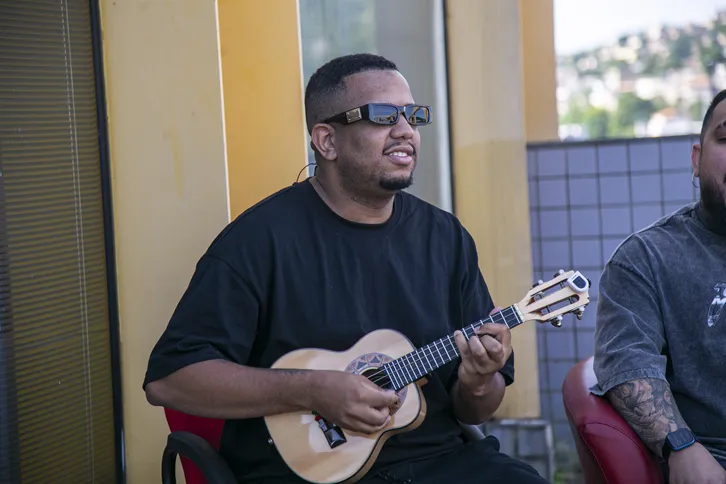O caquinista Júnior Nascimento é músico da banda que acompanha o Pagode do Adami